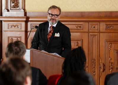 Am 19. April 2017 &uuml;berreichte Reinhold Hohengartner das &Ouml;sterreichische Ehrenkreuz f&uuml;r Wissenschaft und Kunst 1. Klasse an Helmuth A. Niederle. Im Bild der Laudator Christoph Lehner.