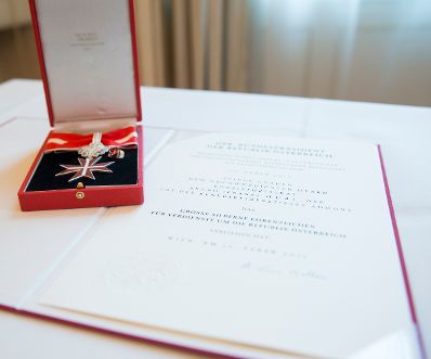 Am 4. Mai 2017 &uuml;berreichte Ministerialrat Oliver Henhapel das Gro&szlig;e Silberne Ehrenzeichen f&uuml;r Verdienste um die Republik &Ouml;sterreich an Konsistorialrat Bruno Hubl, Abt des Benediktinerstiftes Admont.