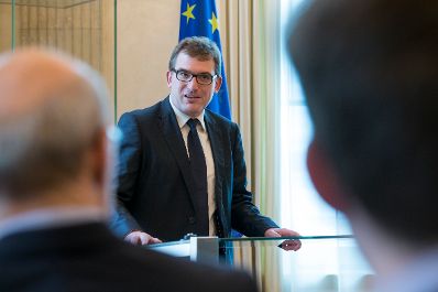 Am 4. Mai 2017 &uuml;berreichte Ministerialrat Oliver Henhapel das Gro&szlig;e Silberne Ehrenzeichen f&uuml;r Verdienste um die Republik &Ouml;sterreich an Konsistorialrat Bruno Hubl, Abt des Benediktinerstiftes Admont. Im Bild Ministerialrat Stephan Leitner.