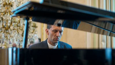 Am 4. Mai 2017 &uuml;berreichte Ministerialrat Oliver Henhapel das Gro&szlig;e Silberne Ehrenzeichen f&uuml;r Verdienste um die Republik &Ouml;sterreich an Konsistorialrat Bruno Hubl, Abt des Benediktinerstiftes Admont.