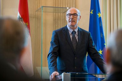 Am 4. Mai 2017 &uuml;berreichte Ministerialrat Oliver Henhapel das Gro&szlig;e Silberne Ehrenzeichen f&uuml;r Verdienste um die Republik &Ouml;sterreich an Konsistorialrat Bruno Hubl, Abt des Benediktinerstiftes Admont. Im Bild der Laudator Helmuth Neuner.