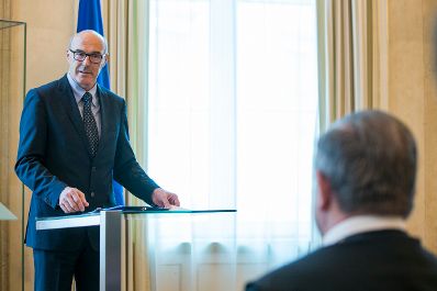 Am 4. Mai 2017 &uuml;berreichte Ministerialrat Oliver Henhapel das Gro&szlig;e Silberne Ehrenzeichen f&uuml;r Verdienste um die Republik &Ouml;sterreich an Konsistorialrat Bruno Hubl, Abt des Benediktinerstiftes Admont. Im Bild der Laudator Helmuth Neuner.