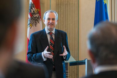 Am 4. Mai 2017 &uuml;berreichte Ministerialrat Oliver Henhapel (im Bild) das Gro&szlig;e Silberne Ehrenzeichen f&uuml;r Verdienste um die Republik &Ouml;sterreich an Konsistorialrat Bruno Hubl, Abt des Benediktinerstiftes Admont.