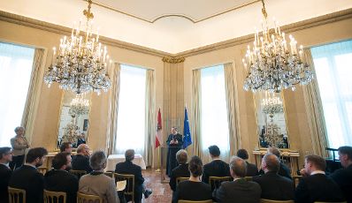 Am 4. Mai 2017 &uuml;berreichte Ministerialrat Oliver Henhapel das Gro&szlig;e Silberne Ehrenzeichen f&uuml;r Verdienste um die Republik &Ouml;sterreich an Konsistorialrat Bruno Hubl, Abt des Benediktinerstiftes Admont.