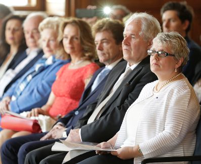 Am 5. Mai 2017 &uuml;berreichte Reinhold Hohengartner die Urkunde, mit der Rannveig Braga-Postl (r.) der Berufstitel Professorin verliehen wurde.