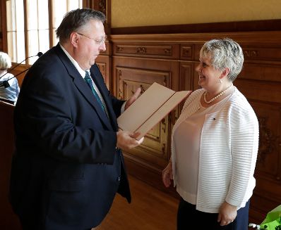 Am 5. Mai 2017 &uuml;berreichte Reinhold Hohengartner (l.) die Urkunde, mit der Rannveig Braga-Postl (r.) der Berufstitel Professorin verliehen wurde.