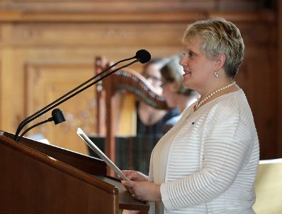 Am 5. Mai 2017 &uuml;berreichte Reinhold Hohengartner die Urkunde, mit der Rannveig Braga-Postl (im Bild) der Berufstitel Professorin verliehen wurde.