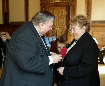 Am 8. Mai 2017 &uuml;berreichte Reinhold Hohengartner (l.) das &Ouml;sterreichische Ehrenkreuz f&uuml;r Wissenschaft und Kunst an Dorit Zorn-St&auml;ttner (r.).
