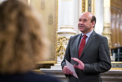 Am 8.Mai 2017 &uuml;berreichte Bundestheaterholding-Gesch&auml;ftsf&uuml;hrer Christian Kircher, die Urkunde, mit der Adrian Er&ouml;d der Berufstitel Kammers&auml;nger verliehen wurde. Im Bild Dominique Meyer Direktor der Wiener Staatsoper.