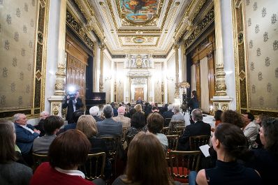 Am 8.Mai 2017 &uuml;berreichte Bundestheaterholding-Gesch&auml;ftsf&uuml;hrer Christian Kircher, die Urkunde, mit der Adrian Er&ouml;d der Berufstitel Kammers&auml;nger verliehen wurde.