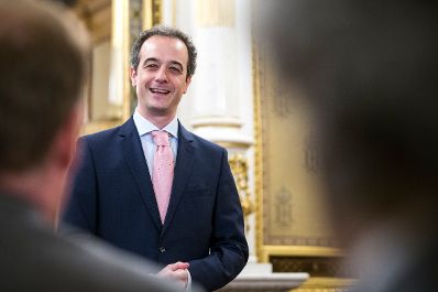 Am 8.Mai 2017 &uuml;berreichte Bundestheaterholding-Gesch&auml;ftsf&uuml;hrer Christian Kircher, die Urkunde, mit der Adrian Er&ouml;d (im Bild) der Berufstitel Kammers&auml;nger verliehen wurde.