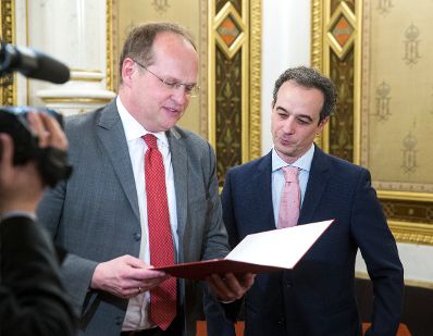 Am 8.Mai 2017 &uuml;berreichte Bundestheaterholding-Gesch&auml;ftsf&uuml;hrer Christian Kircher (l.), die Urkunde, mit der Adrian Er&ouml;d (r.) der Berufstitel Kammers&auml;nger verliehen wurde.