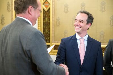 Am 8.Mai 2017 &uuml;berreichte Bundestheaterholding-Gesch&auml;ftsf&uuml;hrer Christian Kircher, die Urkunde, mit der Adrian Er&ouml;d (im Bild) der Berufstitel Kammers&auml;nger verliehen wurde.