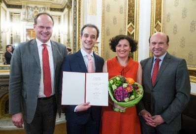 Am 8.Mai 2017 &uuml;berreichte Bundestheaterholding-Gesch&auml;ftsf&uuml;hrer Christian Kircher, die Urkunde, mit der Adrian Er&ouml;d der Berufstitel Kammers&auml;nger verliehen wurde. Im Bild (v.l.n.r.) Bundestheaterholding-Gesch&auml;ftsf&uuml;hrer Christian Kircher, Kammers&auml;nger Adrian Er&ouml;d, Monica Theiss-Er&ouml;d und Direktor der Wiener Staatsoper Dominique Meyer.