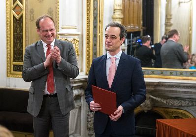 Am 8.Mai 2017 &uuml;berreichte Bundestheaterholding-Gesch&auml;ftsf&uuml;hrer Christian Kircher (l.), die Urkunde, mit der Adrian Er&ouml;d (r.) der Berufstitel Kammers&auml;nger verliehen wurde.