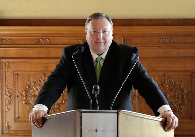 Am 19. Mai 2017 &uuml;berreichte Reinhold Hohengartner (im Bild) die Urkunden, mit denen Titus Leber und Hubert Sielecki der Berufstitel Professor verliehen wurde.