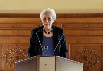 Am 19. Mai 2017 &uuml;berreichte Reinhold Hohengartner die Urkunden, mit denen Titus Leber und Hubert Sielecki der Berufstitel Professor verliehen wurde. Im Bild Laudatorin Angelica B&auml;umer.