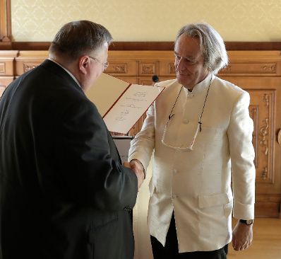 Am 19. Mai 2017 &uuml;berreichte Reinhold Hohengartner (l.) die Urkunden, mit denen Titus Leber (r.) und Hubert Sielecki der Berufstitel Professor verliehen wurde.