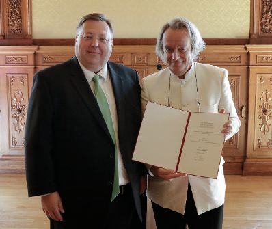 Am 19. Mai 2017 &uuml;berreichte Reinhold Hohengartner (l.) die Urkunden, mit denen Titus Leber (r.) und Hubert Sielecki der Berufstitel Professor verliehen wurde.