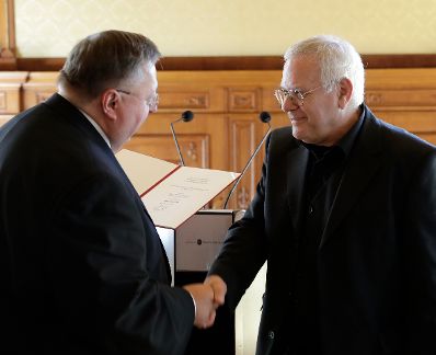 Am 19. Mai 2017 &uuml;berreichte Reinhold Hohengartner (l.) die Urkunden, mit denen Titus Leber und Hubert Sielecki (r.) der Berufstitel Professor verliehen wurde.