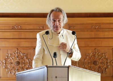 Am 19. Mai 2017 &uuml;berreichte Reinhold Hohengartner die Urkunden, mit denen Titus Leber (im Bild) und Hubert Sielecki der Berufstitel Professor verliehen wurde.