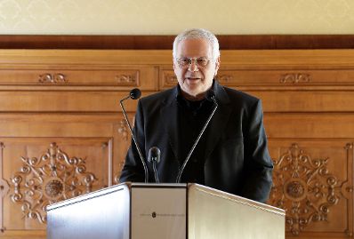 Am 19. Mai 2017 &uuml;berreichte Reinhold Hohengartner die Urkunden, mit denen Titus Leber und Hubert Sielecki (im Bild) der Berufstitel Professor verliehen wurde.