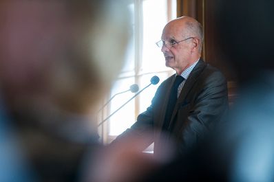 Am 29. Mai 2017 &uuml;berreichte Reinhold Hohengartner die Urkunde, mit der Gerhard Jelinek der Berufstitel Professor verliehen wurde. Im Bild der Laudator Kurt Scholz.