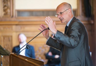 Am 29. Mai 2017 &uuml;berreichte Reinhold Hohengartner die Urkunde, mit der Gerhard Jelinek der Berufstitel Professor verliehen wurde. Im Bild der Laudator Kurt Scholz.