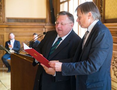 Am 29. Mai 2017 &uuml;berreichte Reinhold Hohengartner (l.) die Urkunde, mit der Gerhard Jelinek (r.) der Berufstitel Professor verliehen wurde.