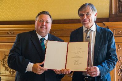 Am 29. Mai 2017 &uuml;berreichte Reinhold Hohengartner (l.) die Urkunde, mit der Gerhard Jelinek (r.) der Berufstitel Professor verliehen wurde.