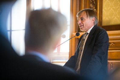 Am 29. Mai 2017 &uuml;berreichte Reinhold Hohengartner die Urkunde, mit der Gerhard Jelinek (im Bild) der Berufstitel Professor verliehen wurde.