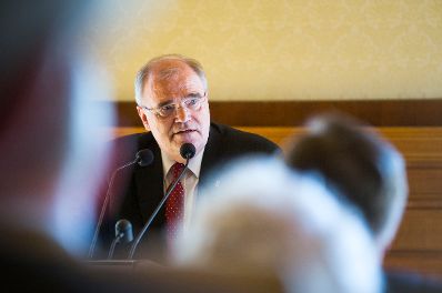 Am 29. Mai 2017 &uuml;berreichte Reinhold Hohengartner die Urkunde, mit der Gerhard Jelinek der Berufstitel Professor verliehen wurde. Im Bild Vizekanzler und Justizminister Wolfgang Brandstetter.