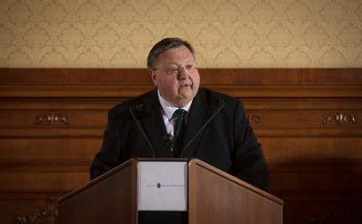 Am 7. Juni 2017 &uuml;berreichte Reinhold Hohengartner (im Bild) die Urkunde, mit der Fritz Rubin-Bittmann der Berufstitel Professor verliehen wurde.