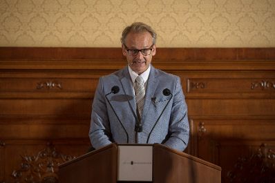 Am 7. Juni 2017 &uuml;berreichte Reinhold Hohengartner die Urkunde, mit der Fritz Rubin-Bittmann der Berufstitel Professor verliehen wurde. Im Bild der Laudator Josef Neumayr.