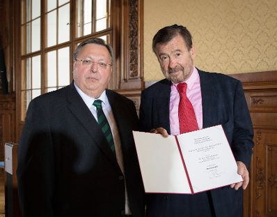 Am 7. Juni 2017 &uuml;berreichte Reinhold Hohengartner (l.) die Urkunde, mit der Fritz Rubin-Bittmann (r.) der Berufstitel Professor verliehen wurde.