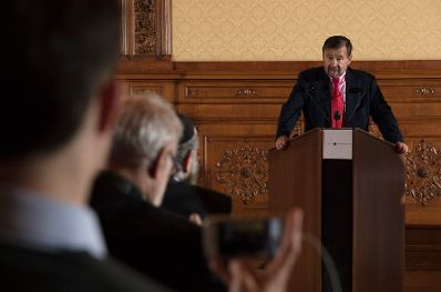 Am 7. Juni 2017 &uuml;berreichte Reinhold Hohengartner die Urkunde, mit der Fritz Rubin-Bittmann (im Bild) der Berufstitel Professor verliehen wurde.