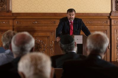 Am 7. Juni 2017 &uuml;berreichte Reinhold Hohengartner die Urkunde, mit der Fritz Rubin-Bittmann (im Bild) der Berufstitel Professor verliehen wurde.