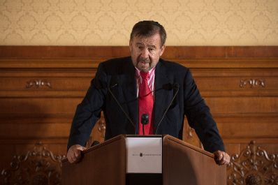 Am 7. Juni 2017 &uuml;berreichte Reinhold Hohengartner die Urkunde, mit der Fritz Rubin-Bittmann (im Bild) der Berufstitel Professor verliehen wurde.