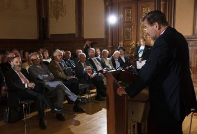 Am 7. Juni 2017 &uuml;berreichte Reinhold Hohengartner die Urkunde, mit der Fritz Rubin-Bittmann (im Bild) der Berufstitel Professor verliehen wurde.