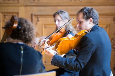 Am 12. Juni 2017 &uuml;berreichte Reinhold Hohengartner die Urkunde, mit der Ingrid Fuchs der Berufstitel Professorin verliehen wurde.