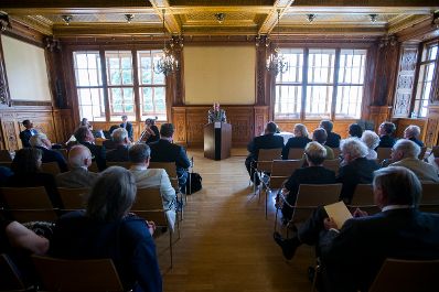 Am 12. Juni 2017 &uuml;berreichte Reinhold Hohengartner die Urkunde, mit der Ingrid Fuchs der Berufstitel Professorin verliehen wurde.
