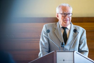 Am 12. Juni 2017 &uuml;berreichte Reinhold Hohengartner die Urkunde, mit der Ingrid Fuchs der Berufstitel Professorin verliehen wurde. Im Bild der Laudator Gernot Gruber.