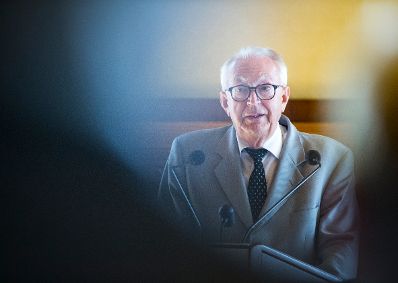 Am 12. Juni 2017 &uuml;berreichte Reinhold Hohengartner die Urkunde, mit der Ingrid Fuchs der Berufstitel Professorin verliehen wurde. Im Bild der Laudator Gernot Gruber.