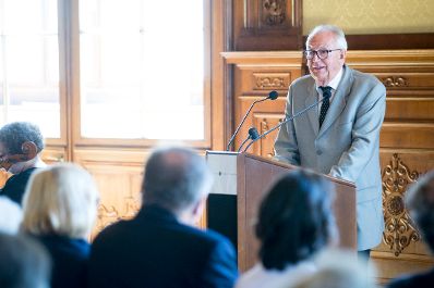 Am 12. Juni 2017 &uuml;berreichte Reinhold Hohengartner die Urkunde, mit der Ingrid Fuchs der Berufstitel Professorin verliehen wurde. Im Bild der Laudator Gernot Gruber.
