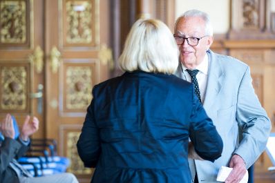 Am 12. Juni 2017 &uuml;berreichte Reinhold Hohengartner die Urkunde, mit der Ingrid Fuchs der Berufstitel Professorin verliehen wurde. Im Bild der Laudator Gernot Gruber.