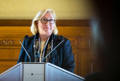 Am 12. Juni 2017 &uuml;berreichte Reinhold Hohengartner die Urkunde, mit der Ingrid Fuchs (im Bild) der Berufstitel Professorin verliehen wurde.