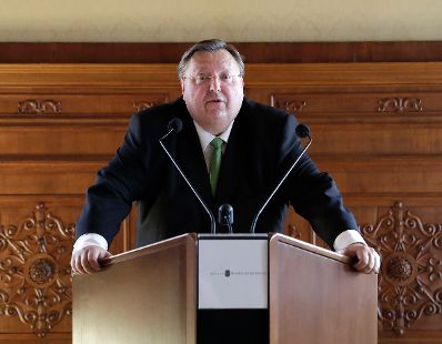 Am 14. Juni 2017 &uuml;berreichte Reinhold Hohengartner (im Bild) die Urkunde, mit der Erik Franz Joseph Eybl der Berufstitel Professor verliehen wurde.