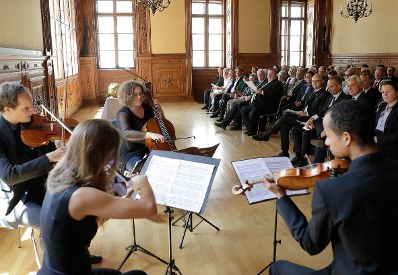 Am 14. Juni 2017 &uuml;berreichte Reinhold Hohengartner die Urkunde, mit der Erik Franz Joseph Eybl der Berufstitel Professor verliehen wurde.