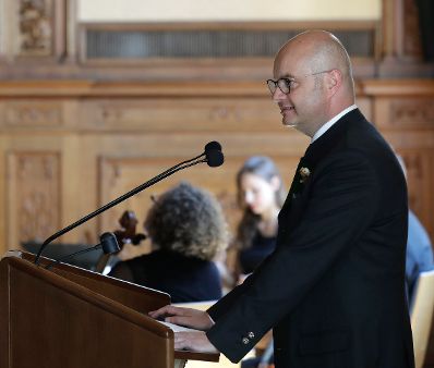 Am 14. Juni 2017 &uuml;berreichte Reinhold Hohengartner die Urkunde, mit der Erik Franz Joseph Eybl der Berufstitel Professor verliehen wurde. Im Bild Laudator Wolfgang Rosner.