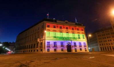 Am 14. Juni 2017 wurde das Bundeskanzleramt anl&auml;sslich der Regenbogenparade beleuchtet.